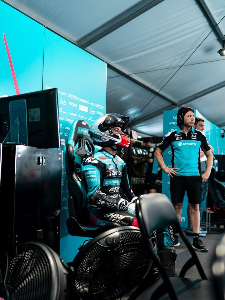Marco Morelli, en el box del equipo antes de salir a girar en la práctica de Moto3 en Assen.
(@marcomorelli95 en IG).