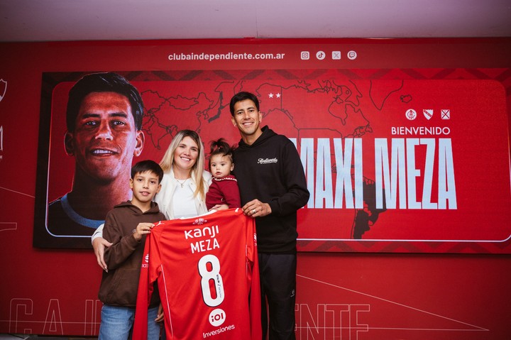 Meza junto a su familia en la presentación. (Foto: Prensa Independiente)