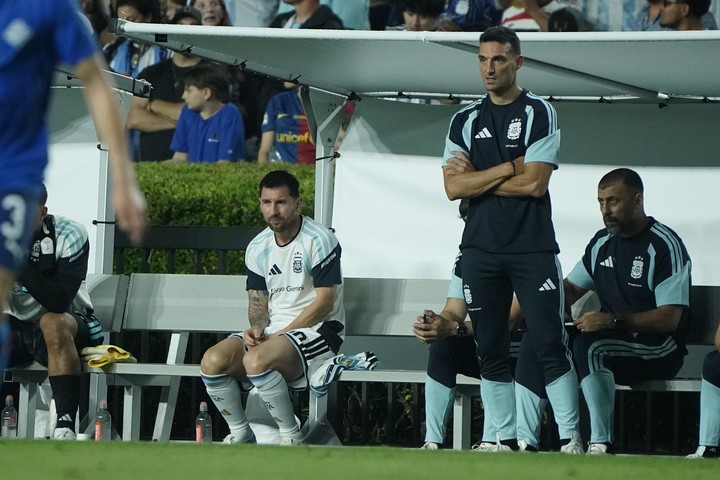 Lionel Scaloni ante Islandia (Juano Tesone). 