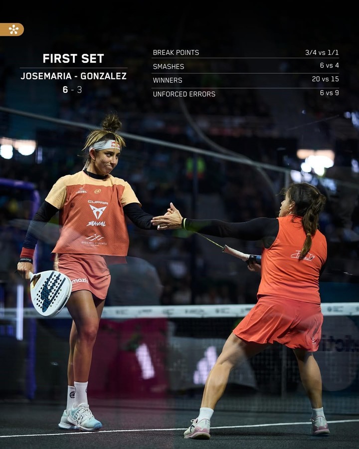 Beatriz González festeja chocando la mano con Paula Josemaría durante el triunfo en la final del P1 de Buenos Aires ante Delfina Brea y Gemma Triay.