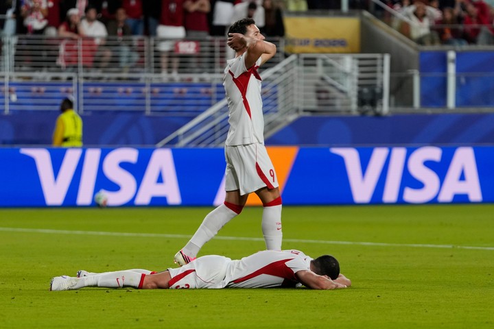 El nuevo criterio de desempate ya dejó ambas selecciones sin chances (AP Photo/Eugene Hoshiko).