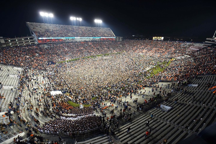 Una invasión en el Jordan-Hare Stadium después de un partido entre Auburn Tigers y Alabama Crimson Tide (REUTERS).