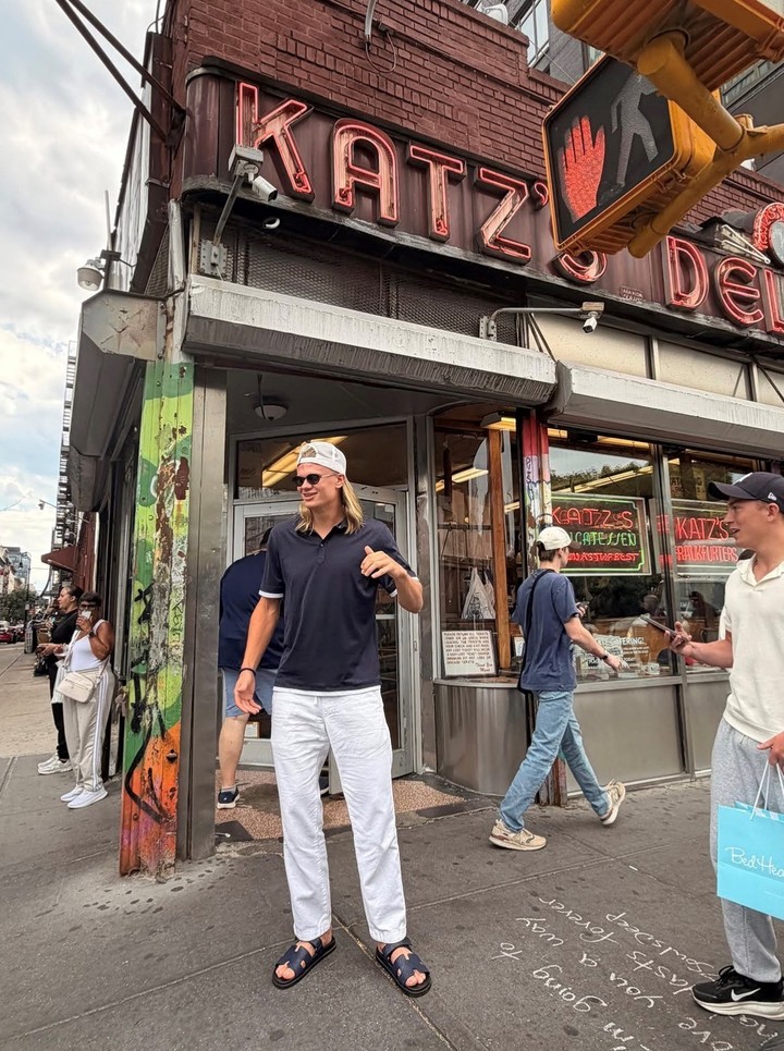Haaland posando frente al restaurante Katz’s