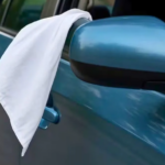 Tela blanca colgando de la ventanilla de un auto