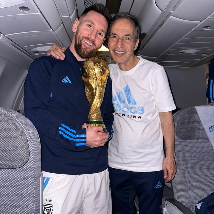 Foto única de Marito: con Messi y la copa del mundo.
