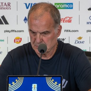 Bielsa antes del debut: sin dramas por el retraso y una advertencia sobre Arabia Saudita