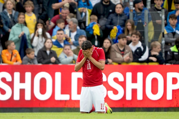 La preocupación de William Osula tras el colapso de Eriksen. (Bo Amstrup/Ritzau Scanpix via AP)