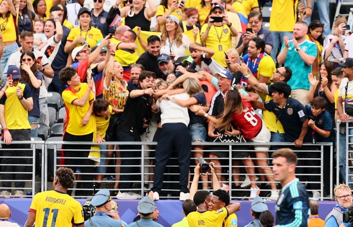 Beccacece y el festejo con su familia. (Foto: Reuters)