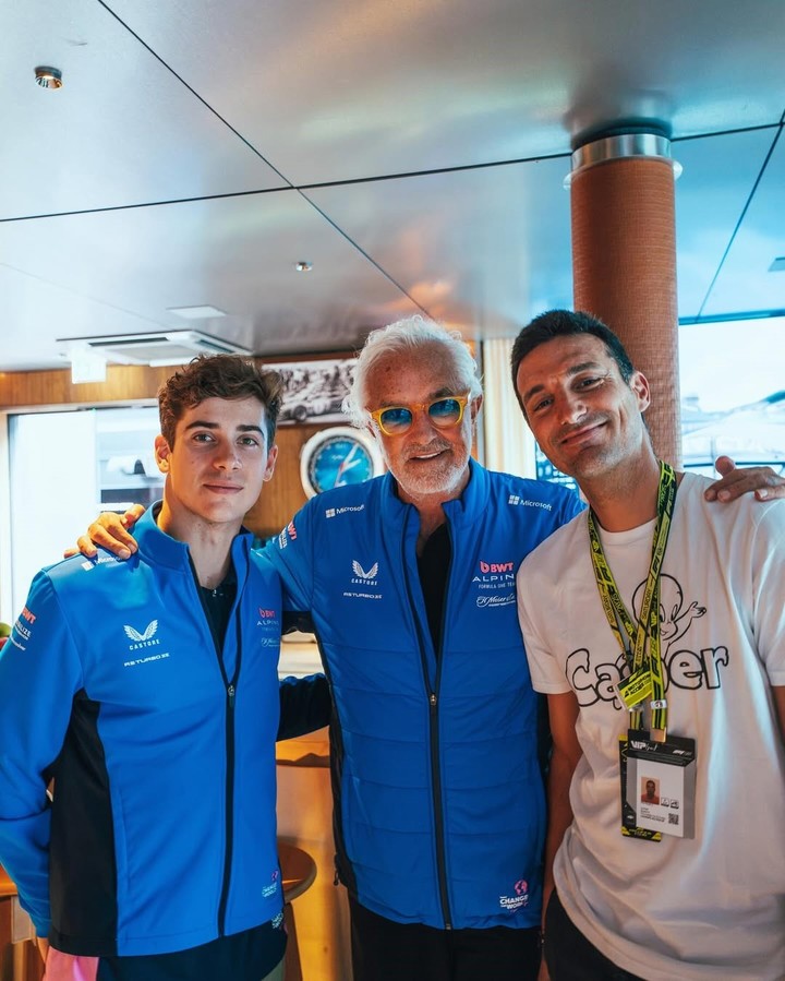 La visita de Lionel Scaloni a los boxes de Alpine. (FOTO: Alpine)