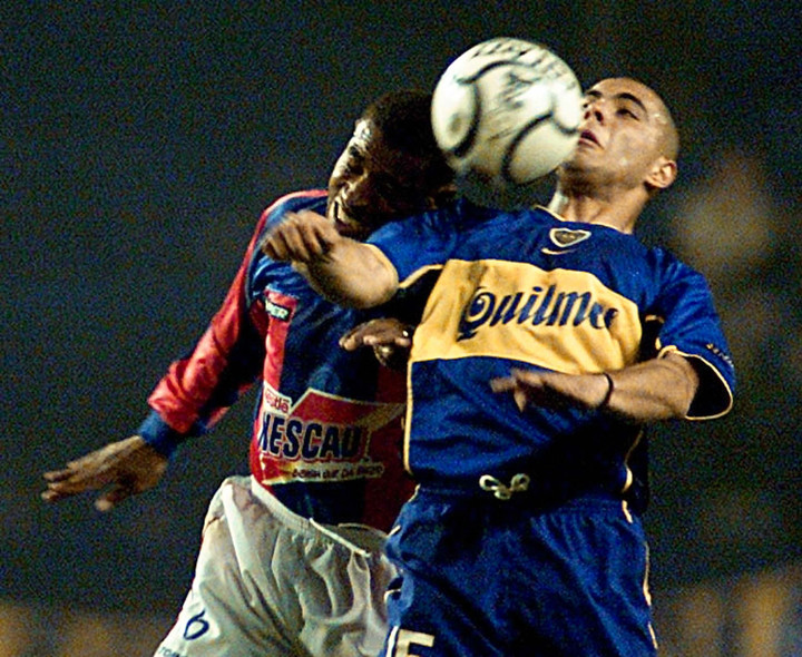 Su padre, el Pelado Omar Sebastián Pérez, fue enganche surgido de la cantera de Boca que debutó en Primera de la mano de Carlos Bianchi en el año 2000.20010801
Omar Perez [D] de Boca Juniors, disputa el balon con Pedrinhio, de Cerro Porteno durante el encuentro por la primera ronda de la Copa Mercosur, el 01 de agosto del 2001, en el estadio La Bombonera de Buenos Aires, Argentina.    AFP PHOTO/Fabian GREDILLAS