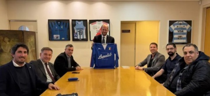La entrega de la camiseta del ascenso. @spitaliano
