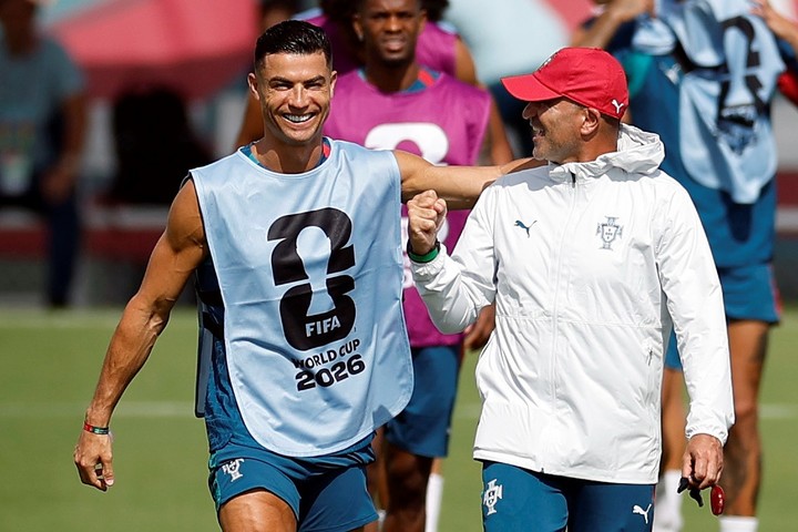 El DT de Portugal, Roberto Martínez, junto a Cristiano Ronaldo durante el entrenamiento de la selección de Portugal (EFE).