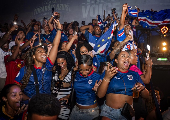 Hinchas de Cabo Verde en el mundo. (EFE)