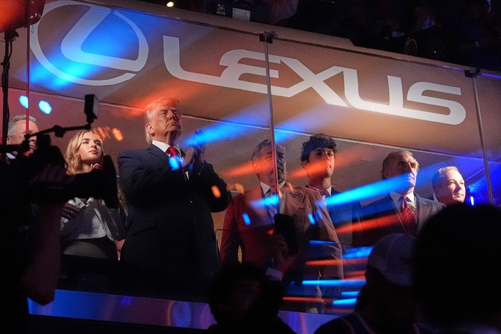 Trump en un palco del Madison Square Garden para ver a los Knicks. (AP)