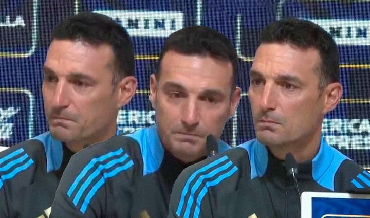Scaloni llorando en conferencia de prensa en 2025.