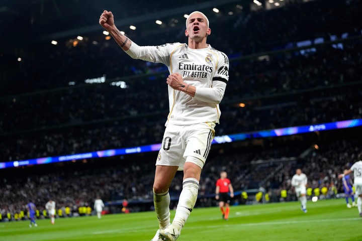 Franco Mastantuono festejando su gol ante Mónaco por la Champions League (AP Photo/Jose Breton).