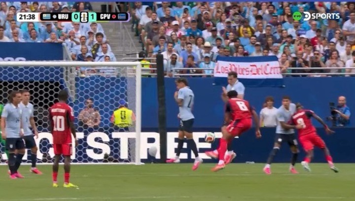 La pelota pasó entre Viñas y Maxi Araújo, quienes se abrieron...