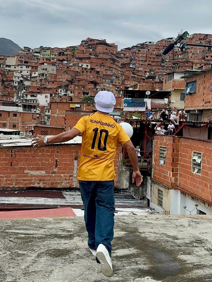 Ronaldinho en un barrio popular (Foto: Instagram @ronaldinho).