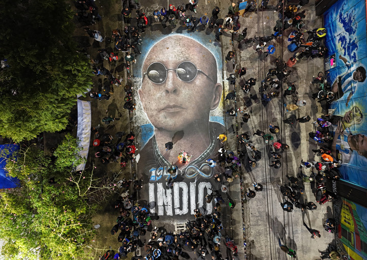 Una pintura del Indio Solari en la calle rumbo al Polideportivo donde se encuentra su féretro. (Foto: Fernando de la Orden)