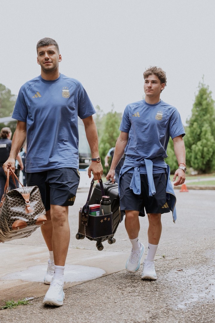 Julián en la llegada de la Selección Argentina a Alabama. (Prensa AFA)