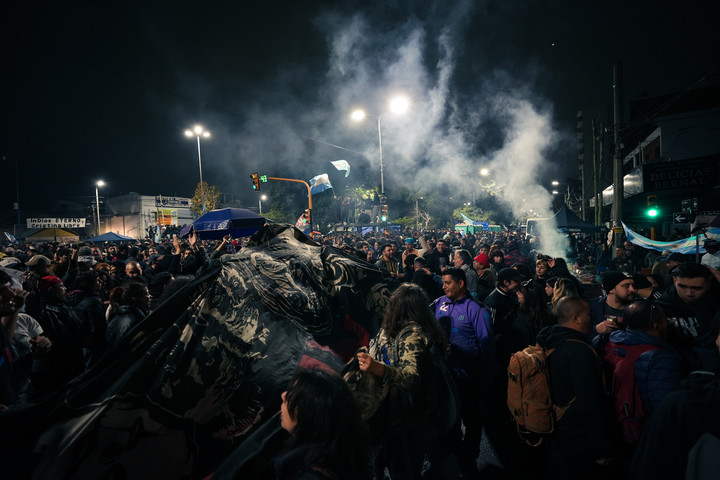 La gente continúa acercándose. (Foto: Mariana Nedelcu)