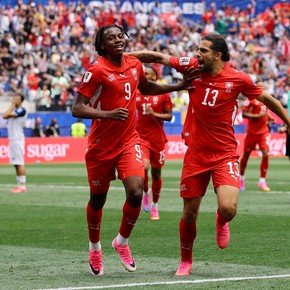 En una ráfaga sobre el final, Suiza goleó a Bosnia y dio un paso clave hacia la clasificación