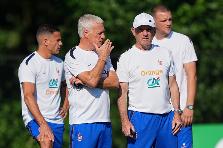 Didier Deschamps encabezó la práctica en la universidad de Bentley. (AP)