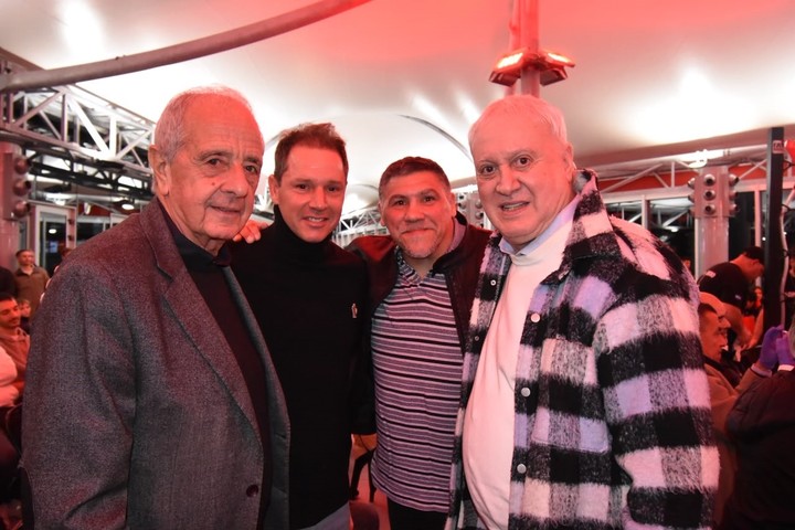 D'Onofrio, Brito y el Beto Alonso, junto a Marcelo Domínguez, presentes en la velada de boxeo en el Monumental. Prensa River.