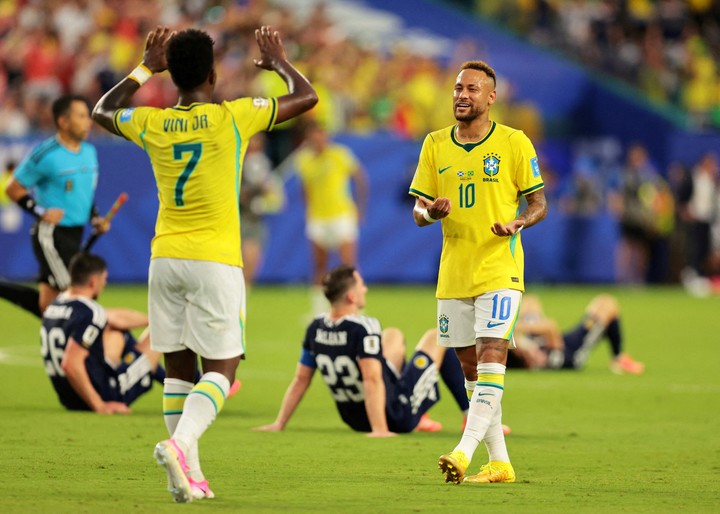 Neymar llenó de elogios a Vini, "nuestra pieza clave" (Reuters).