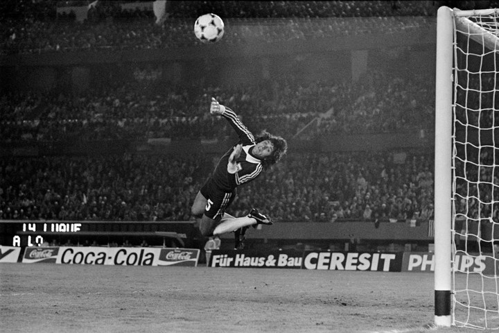 40 años después se generó una leyenda sobre las bases negras de los palos (Photo by STAFF / AFP).