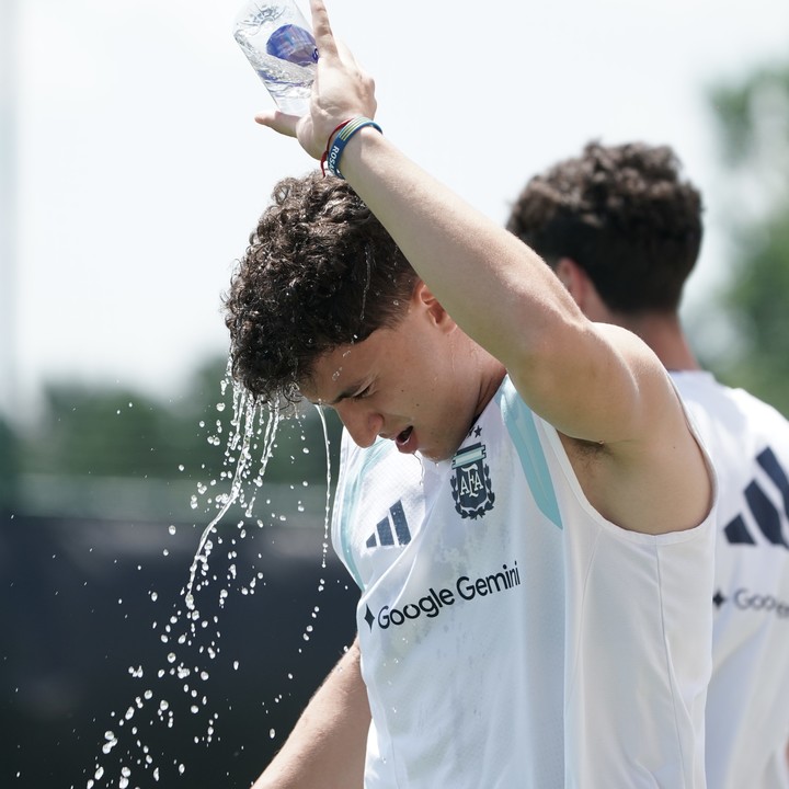 Fue una mañana de mucho calor durante la práctica de la Scaloneta en Kansas. (Juano Tesone)

