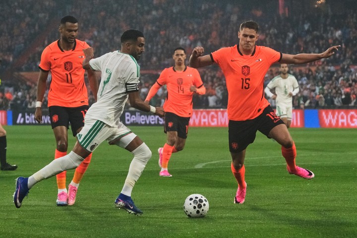 Mahrez en acción contra Países Bajos, en uno de los últimos amistosos.