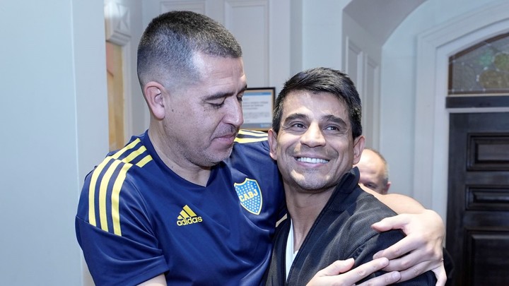 Riquelme e Ibarra, juntos otra vez en la despedida del 10. Hace unos meses el Negro era el DT de Boca.