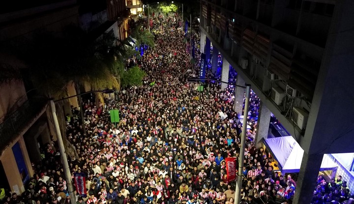 Durante el partido: calles copadas (Reuters). 