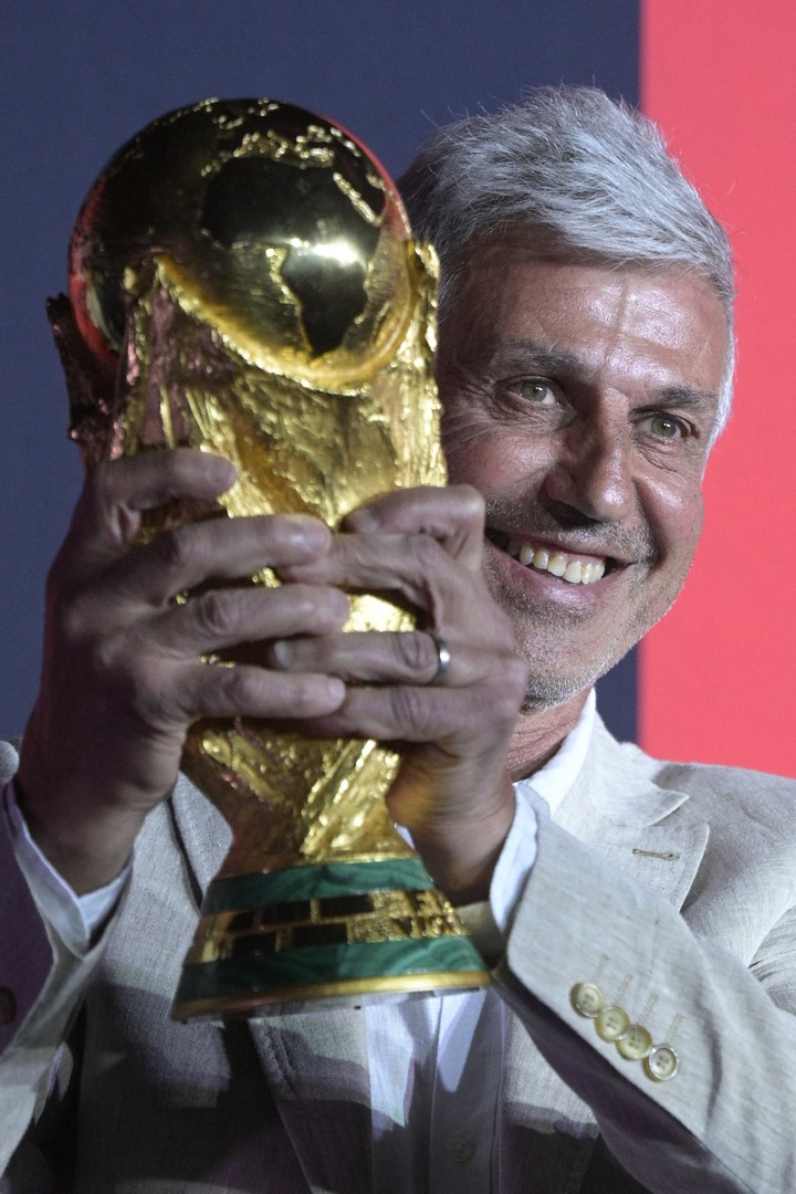 Giusti levanta la Copa del Mundo (AFP). 