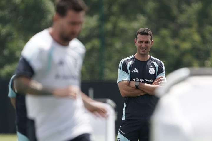 Scaloni mirando a Messi (Foto Juano Tesone/ Enviado especial).