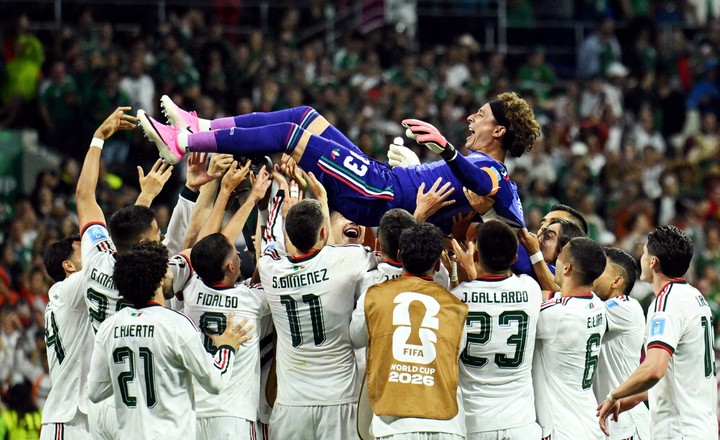 Guillermo Ochoa jugó su sexta Copa del Mundo y todo México lo celebró.