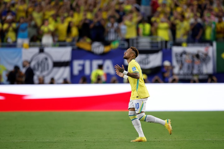 Neymar ingresó ante Escocia. (EFE)