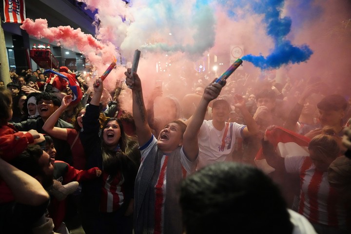 Los fans festejan tras el pase a octavos (AP).