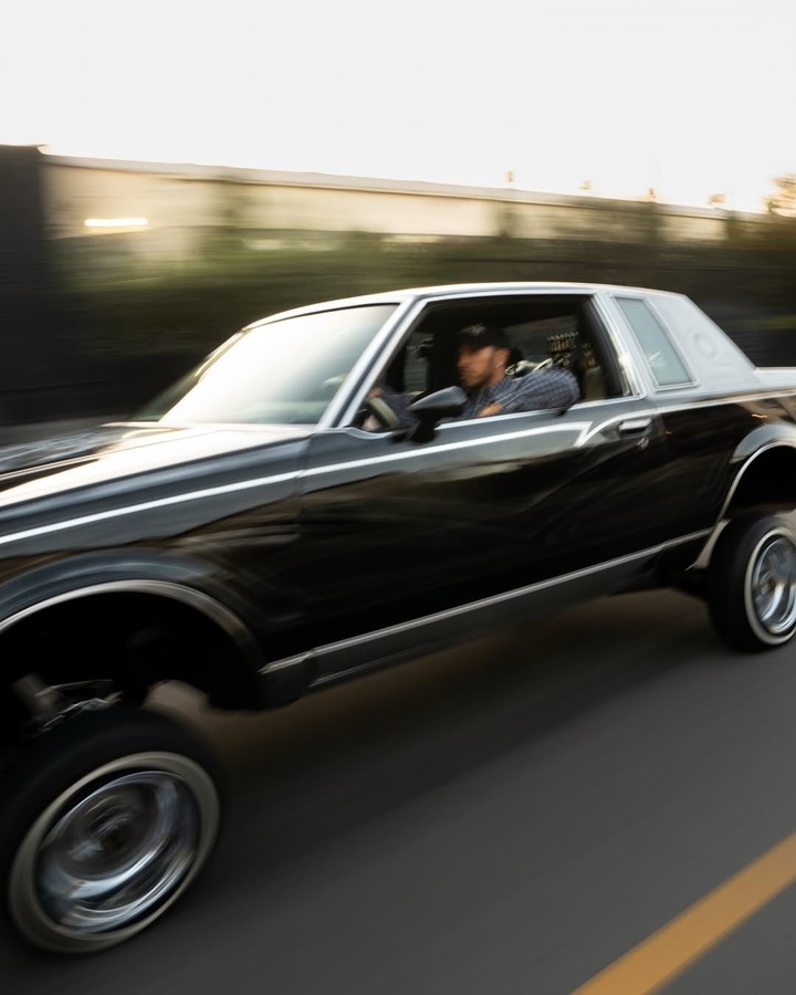 El Buick con la suspensión modificada. (@lewishamilton)