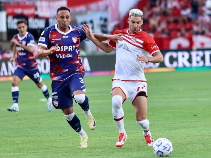 El Mugre, en disputa con Alario.
