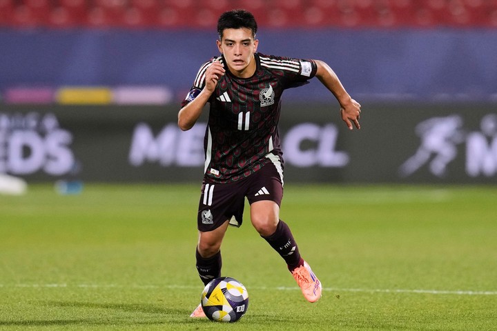 Gilberto Mora con la Selección de México y a sus 17 años jugará su primer Mundial 2026. (AP Photo/Esteban Felix, File)