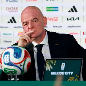 La broma ácida de Infantino sobre Italia: "Quizá se clasificaría con 64 equipos, podría ampliarlo a 228..."
