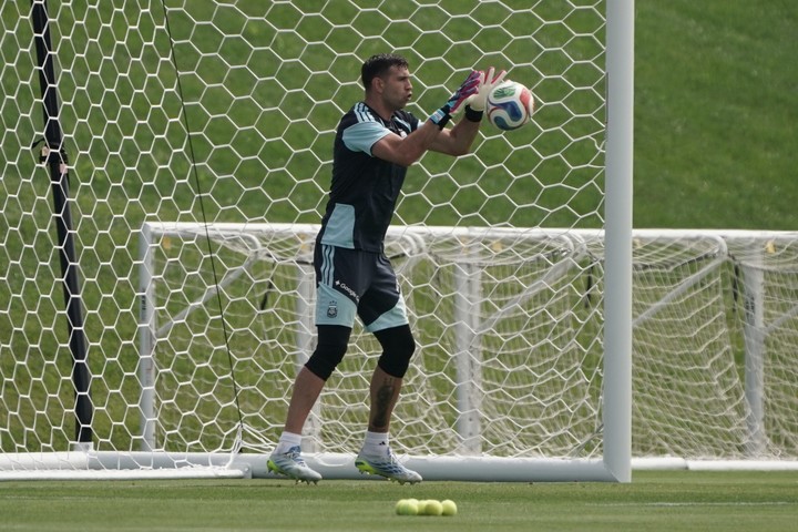 Dibu Martínez en el entrenamiento.
Foto: Juano Tesone