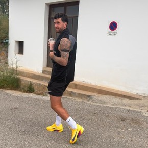 Senesi: mientras espera meterse en la lista de la Selección, confirmó su futuro en la Premier