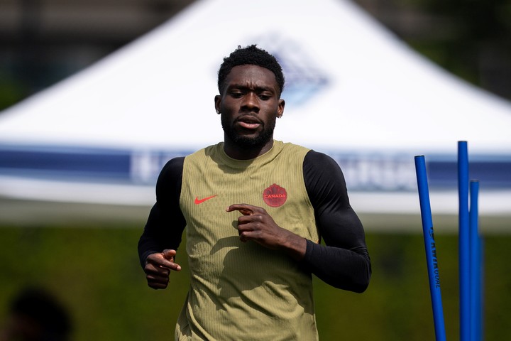 Alphonso Davies debutará en el Mundial (Ethan Cairns/The Canadian Press via AP).