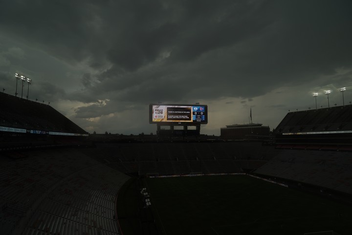De susto: así estaba el estadio en la previa. Y el cielo amagaba con más lluvia (Juano Tesone/Enviado Especial).