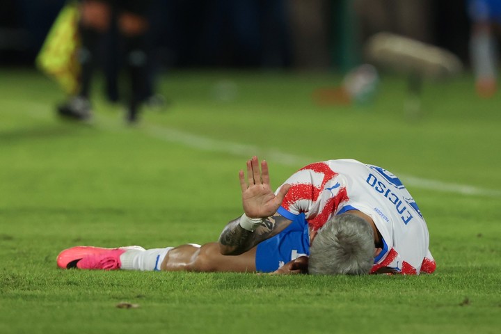 Julio Enciso en el piso en el Defensores del Chaco. (EFE).