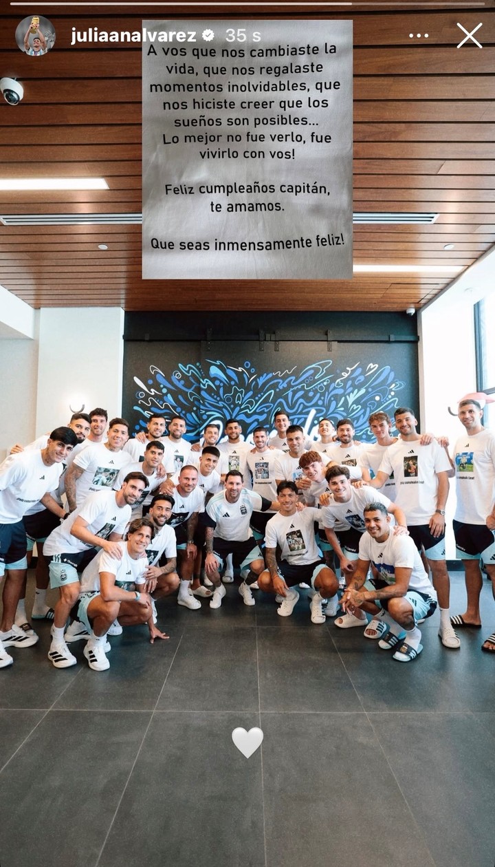 La foto y la dedicatoria de sus compañeros. 