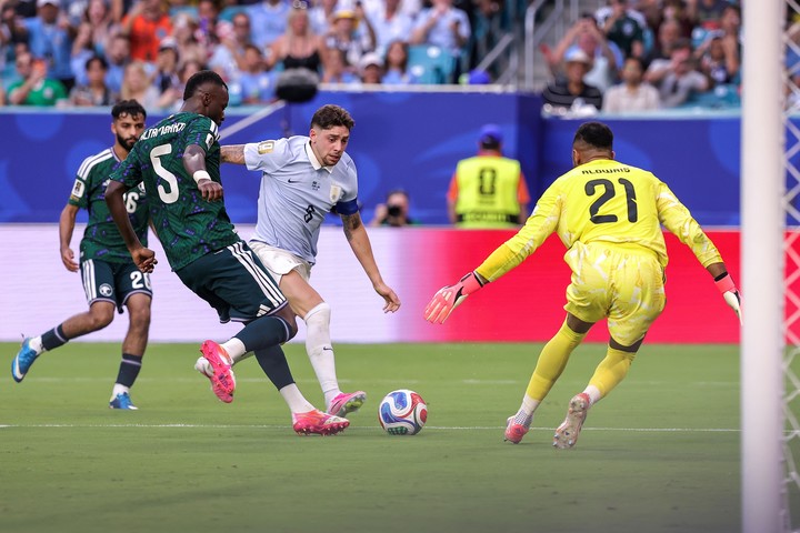 Valverde en el empate con Arabia Saudita. (EFE/EPA/CRISTOBAL HERRERA-ULASHKEVICH)